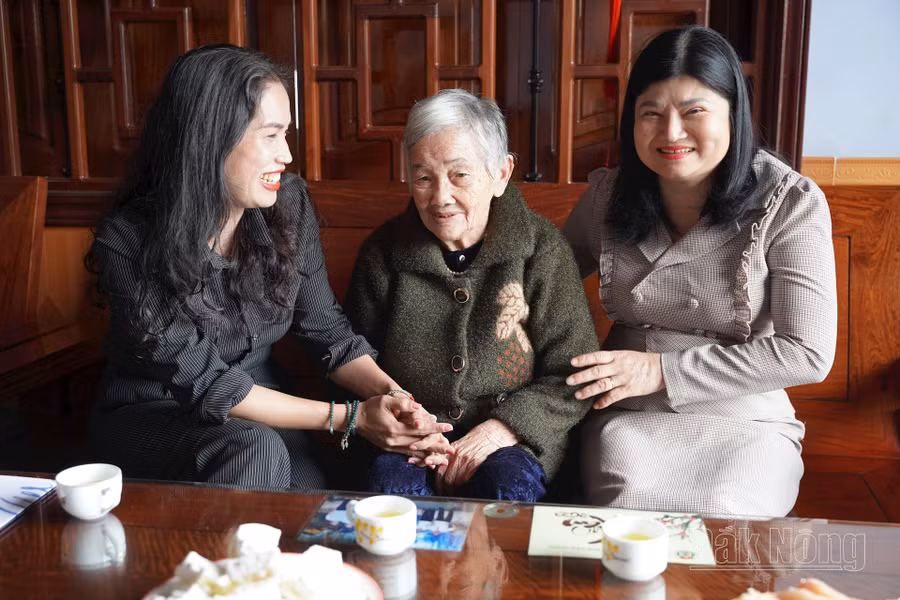 Niềm vui của Mẹ VNAH Nguyễn Thị Xuân khi được các con về động viên thăm hỏi mỗi dịp lễ đặc biệt