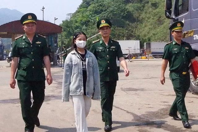 Bé gái 13 tuổi được ngành chức năng giải cứu, đưa về Việt Nam an toàn.