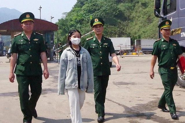 Bé gái 13 tuổi được ngành chức năng giải cứu, đưa về Việt Nam an toàn.