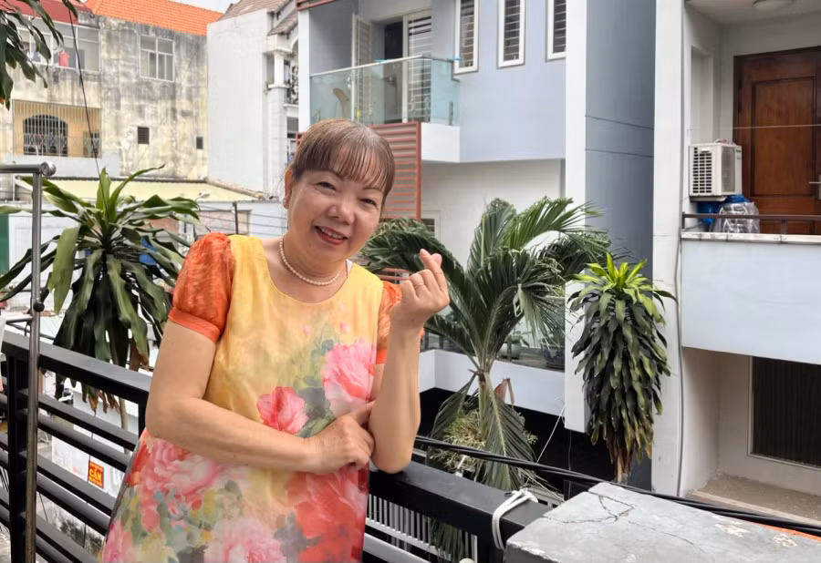 Món quà tuyệt vời nhất với bà Nghĩa ngày 8.3 là cái ôm ấp áp từ chồng. Ảnh: GIA THƯ