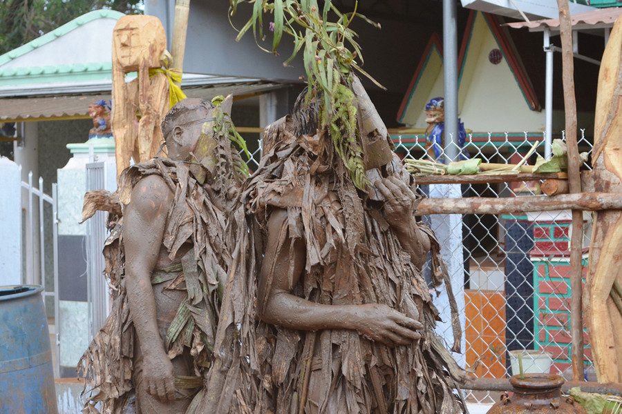 Các pram hóa trang đi quanh nhà mồ. Ảnh: X.T Các pram hóa trang đi quanh nhà mồ. Ảnh: X.T