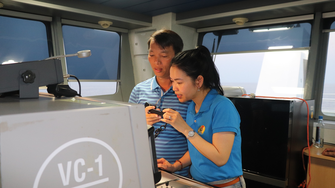 Tác giả tham gia phát thanh dã chiến trên tàu. Ảnh: Quang Khôi Tác giả tham gia phát thanh dã chiến trên tàu. Ảnh: Quang Khôi