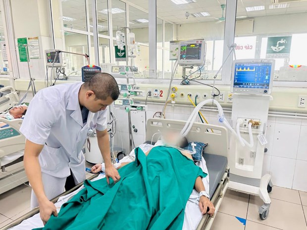 Bác sỹ theo dõi sức khỏe cho bệnh nhân. (Ảnh: PV/Vietnam+) Bác sỹ theo dõi sức khỏe cho bệnh nhân. (Ảnh: PV/Vietnam+)