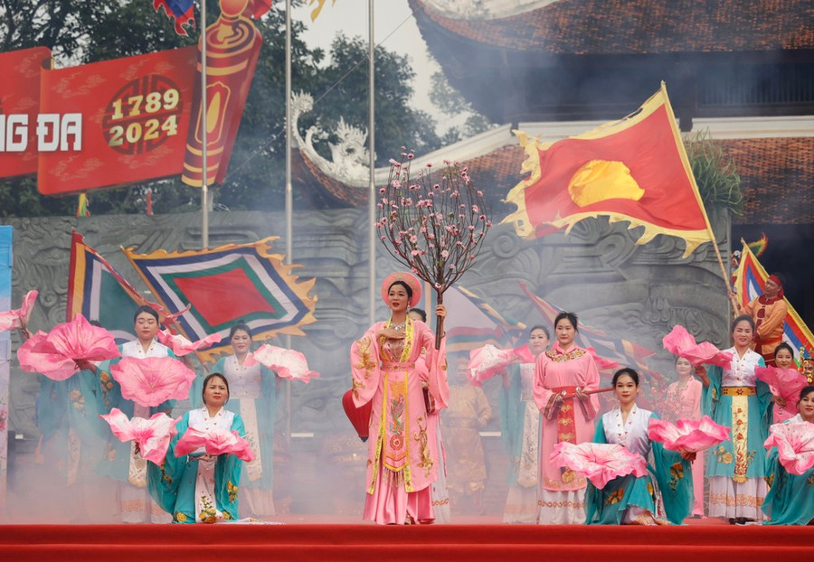 Trình diễn sử thi kỷ niệm 235 năm chiến thắng Ngọc Hồi – Đống Đa. Ảnh: QUANG PHÚC Trình diễn sử thi kỷ niệm 235 năm chiến thắng Ngọc Hồi – Đống Đa. Ảnh: QUANG PHÚC