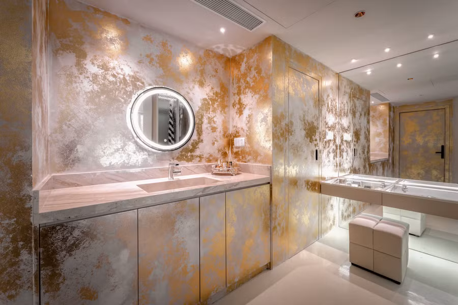 Tường được dát vàng 24K.