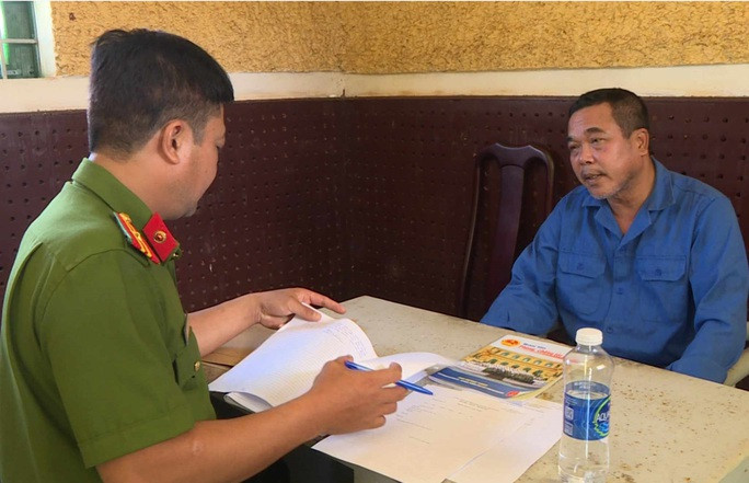 Khởi tố 1 phóng viên cưỡng đoạt tiền của người dân - Ảnh 1. Đối tượng Nguyễn Tiến Khoa tại cơ quan công an