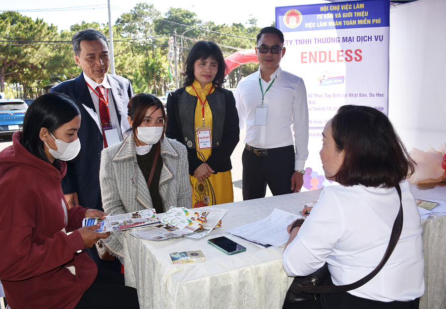 Người lao động được tư vấn hướng dẫn ký hợp đồng tuyển dụng đi làm việc ở nước ngoài theo hợp đồng. Ảnh: Đ.Y Người lao động được tư vấn hướng dẫn ký hợp đồng tuyển dụng đi làm việc ở nước ngoài theo hợp đồng. Ảnh: Đ.Y