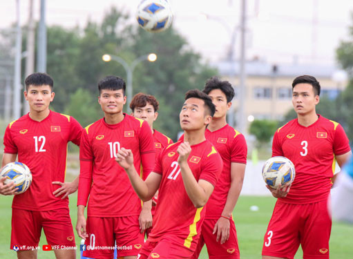 Nguyễn Thanh Bình (số 12) cũng sẽ không góp mặt ở SEA Games 32 Nguyễn Thanh Bình (số 12) cũng sẽ không góp mặt ở SEA Games 32