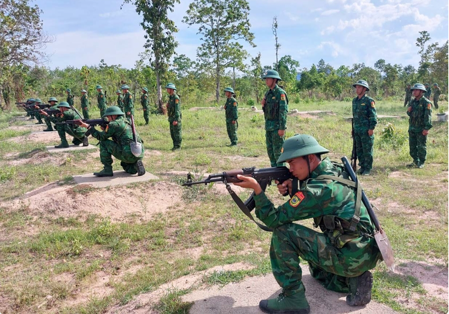 Các sĩ quan trẻ lực lượng Bộ đội Biên phòng tỉnh điều hành đơn vị huấn luyện. Ảnh: Vĩnh Hoàng Các sĩ quan trẻ lực lượng Bộ đội Biên phòng tỉnh điều hành đơn vị huấn luyện. Ảnh: Vĩnh Hoàng