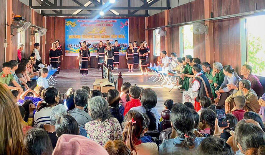 Trong các dịp lễ quan trọng ở địa phương, thành viên mô hình Chi hội Nông dân tự quản về ANTT làng Kuk Kôn cũng triển khai tuyên truyền đường lối, chủ trương của Đảng, chính sách, pháp luật của Nhà nước. Ảnh: H.S Trong các dịp lễ quan trọng ở địa phương, thành viên mô hình Chi hội Nông dân tự quản về ANTT làng Kuk Kôn cũng triển khai tuyên truyền đường lối, chủ trương của Đảng, chính sách, pháp luật của Nhà nước. Ảnh: H.S