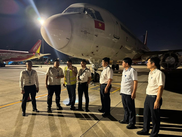 Giám đốc Cảng hàng không quốc tế Nội Bài Tô Tử Hà kiểm tra vị trí đỗ máy bay. Ảnh: Phan Công