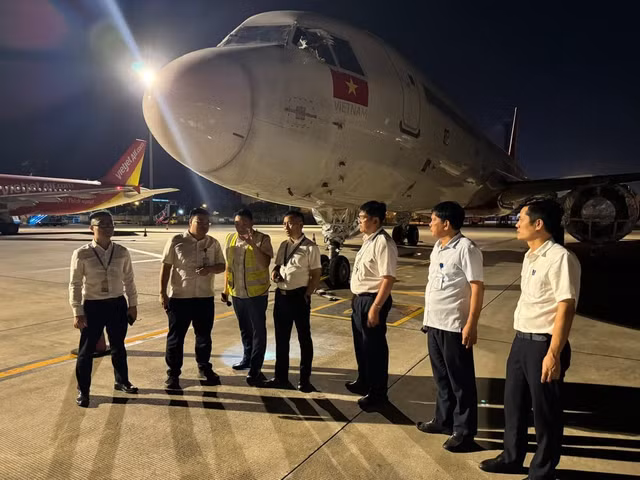 Giám đốc Cảng hàng không quốc tế Nội Bài Tô Tử Hà kiểm tra vị trí đỗ máy bay. Ảnh: Phan Công