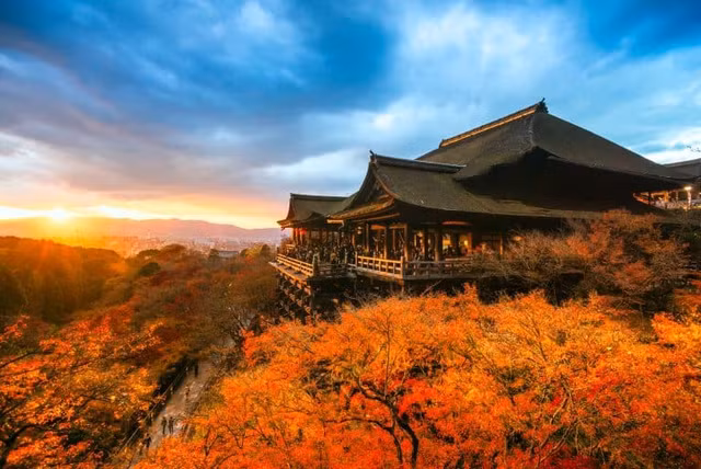 Chùa Thanh Thủy ở Kyoto trong sắc thu. Ảnh: JP