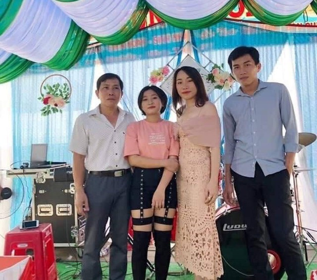 Ni Ni chụp hình cùng ba, chị gái và anh trai trong một show tiệc cưới. ẢNH NVCC Ni Ni chụp hình cùng ba, chị gái và anh trai trong một show tiệc cưới. ẢNH NVCC