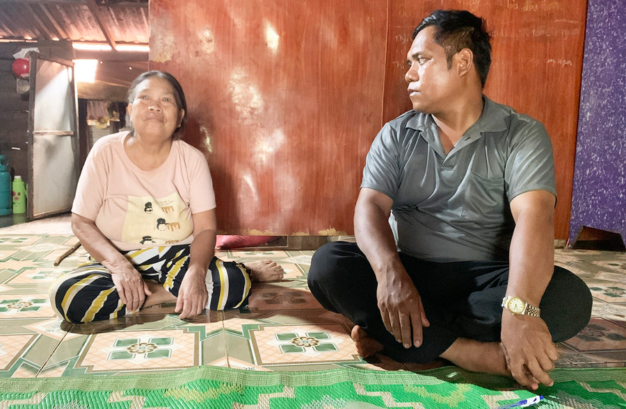 Bà Kpuih H&apos;Thuel trò chuyện cùng Trưởng thôn Puối Lốp. Ảnh: R&apos;Ô HOK