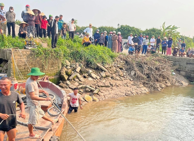 Lực lượng chức năng tìm kiếm thi thể nạn nhân Lực lượng chức năng tìm kiếm thi thể nạn nhân