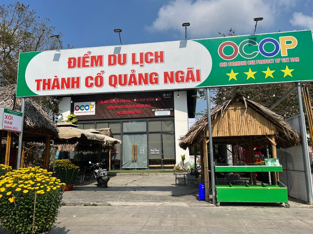 Một trong 2 quán cà phê được chuyển công năng thành nơi trưng bày các sản phẩm nông nghiệp đặc trưng. Ảnh: T.Trực Một trong 2 quán cà phê được chuyển công năng thành nơi trưng bày các sản phẩm nông nghiệp đặc trưng. Ảnh: T.Trực