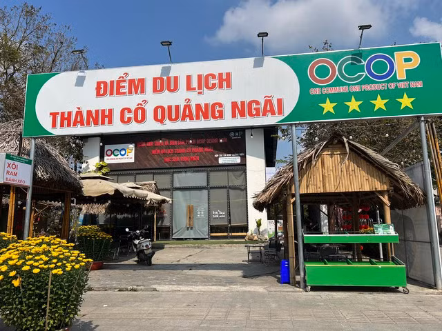 Một trong 2 quán cà phê được chuyển công năng thành nơi trưng bày các sản phẩm nông nghiệp đặc trưng. Ảnh: T.Trực
