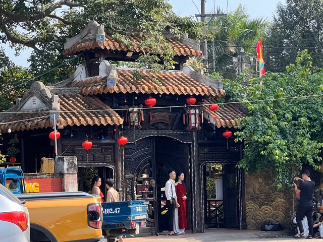 Quán cà phê "mọc" trong khuôn viên bảo tàng. Ảnh: T.Trực