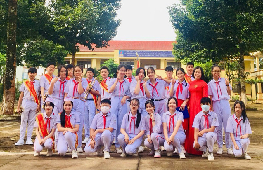 Cô Nguyễn Thị Thu Phương và các em trong Liên Đội Trường THCS Trần Phú (TP. Pleiku). Ảnh: T.N Cô Nguyễn Thị Thu Phương và các em trong Liên Đội Trường THCS Trần Phú (TP. Pleiku). Ảnh: T.N