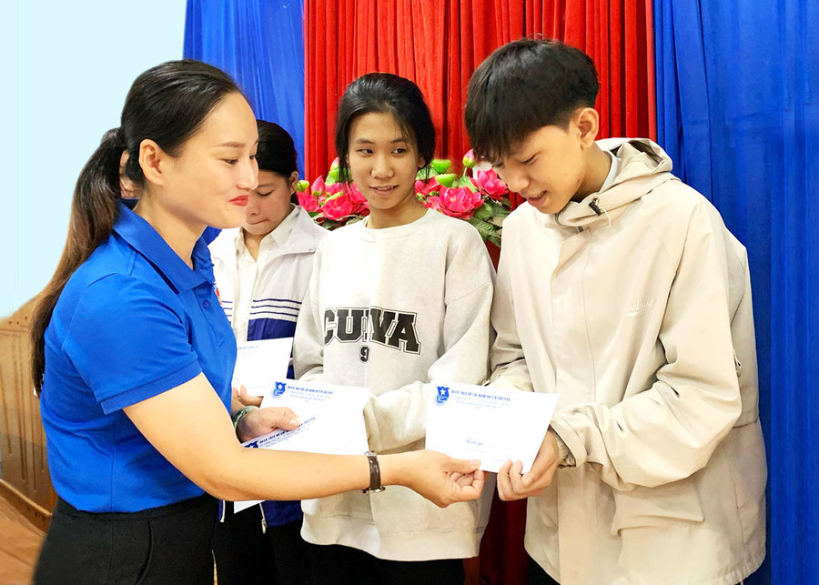Huyện Đoàn Chư Păh tặng quà cho các em học sinh có hoàn cảnh khó khăn trước kỳ thi tốt nghiệp THPT năm 2024. Ảnh: Phan Lài Huyện Đoàn Chư Păh tặng quà cho các em học sinh có hoàn cảnh khó khăn trước kỳ thi tốt nghiệp THPT năm 2024. Ảnh: Phan Lài