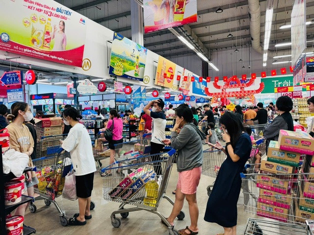 Nhu cầu mua mì tôm tăng đột biến ở các siêu thị Nhu cầu mua mì tôm tăng đột biến ở các siêu thị