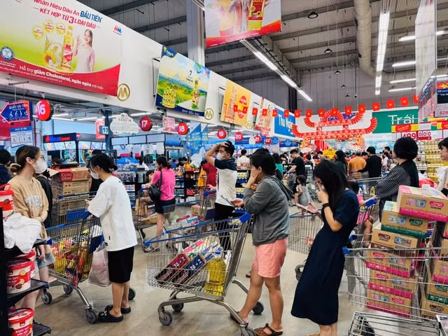 Nhu cầu mua mì tôm tăng đột biến ở các siêu thị