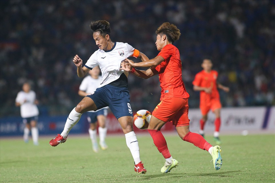 U22 Campuchia (trắng) đứng trước nguy cơ bị loại sớm từ vòng bảng. Ảnh: Thanh Vũ U22 Campuchia (trắng) đứng trước nguy cơ bị loại sớm từ vòng bảng. Ảnh: Thanh Vũ