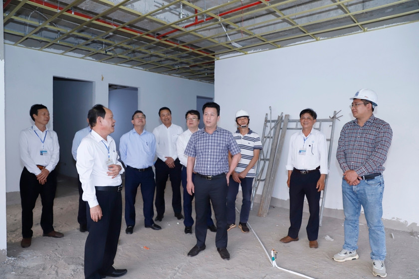 Bộ Trưởng Bộ Tài nguyên và Môi trường Đặng Quốc Khánh (áo kẻ ở giữa) tham quan trụ sở mới của Đài KTTV khu vực Tây nguyên đang được xây dựng. Ảnh: Lê Nam Bộ Trưởng Bộ Tài nguyên và Môi trường Đặng Quốc Khánh (áo kẻ ở giữa) tham quan trụ sở mới của Đài KTTV khu vực Tây nguyên đang được xây dựng. Ảnh: Lê Nam