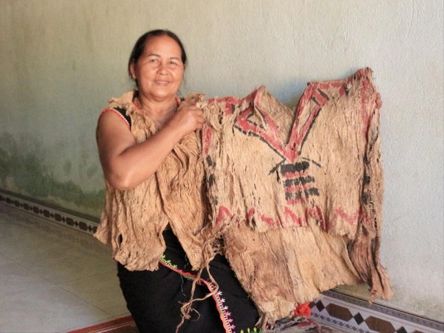 Bà Y Der, nghệ nhân cuối cùng làm trang phục bằng vỏ cây tại xã Ngọk Réo.