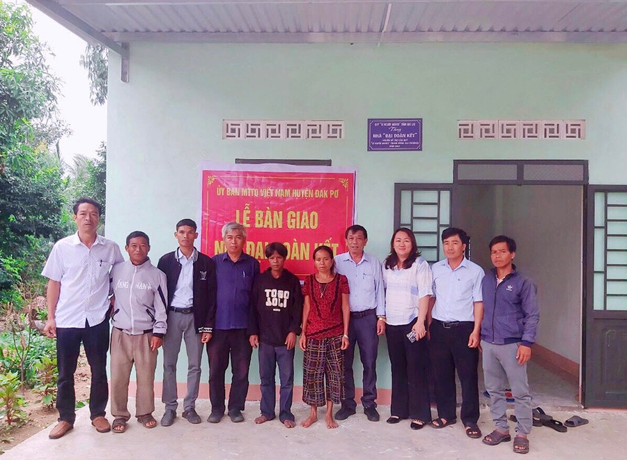 Lễ bàn giao nhà cho hộ Đinh Thị Chech (làng Kuk Kôn, xã An Thành). Ảnh: Lan Anh Lễ bàn giao nhà cho hộ Đinh Thị Chech (làng Kuk Kôn, xã An Thành). Ảnh: Lan Anh