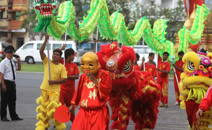 Múa lân, múa rồng ở Campuchia đón năm mới. Ảnh: Reuters