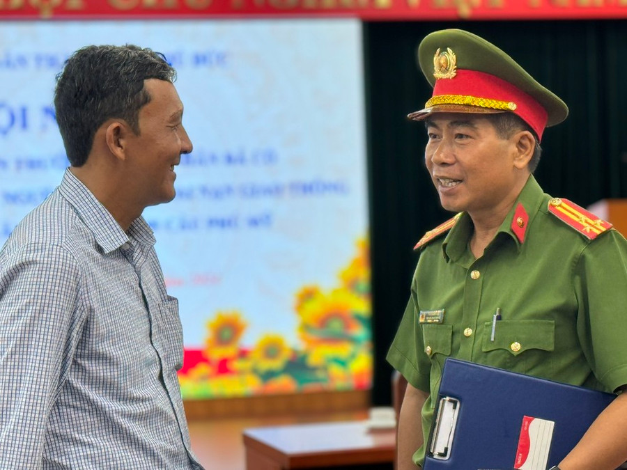 Thượng tá Tân Xuân Tiên, Phó Trưởng Công an TP Thủ Đức ân cần thăm hỏi ông Mai Lê Duy Anh là 1 trong 5 người có hành động dũng cảm cứu người trong vụ TNGT ở chân cầu Phú Mỹ ngày 8-8. Thượng tá Tân Xuân Tiên, Phó Trưởng Công an TP Thủ Đức ân cần thăm hỏi ông Mai Lê Duy Anh là 1 trong 5 người có hành động dũng cảm cứu người trong vụ TNGT ở chân cầu Phú Mỹ ngày 8-8.