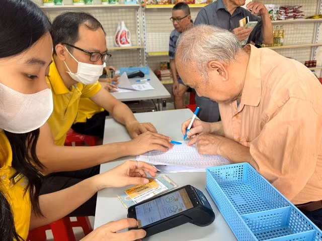 Người dân nhận lương hưu được tăng mới tại điểm chi trả bưu cục trung tâm, Bưu điện TP Lạng Sơn. Ảnh: ICT