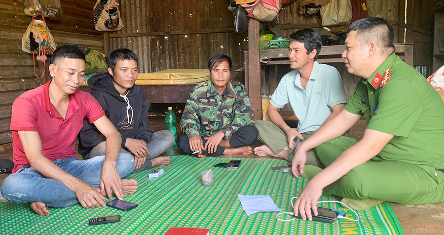 Anh Siu Thel, Siu Phe và Đinh Nổ (theo thứ tự từ trái sang) trò chuyện cùng cán bộ Công an. Ảnh: R.H