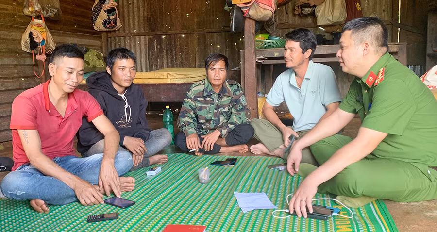 Anh Siu Thel, Siu Phe và Đinh Nổ (theo thứ tự từ trái sang) trò chuyện cùng cán bộ Công an. Ảnh: R.H