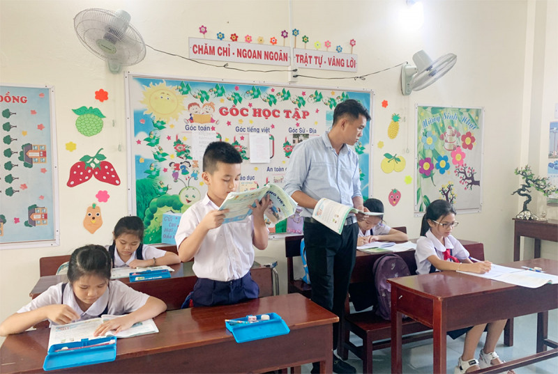 Lớp học của thầy giáo Phạm Xuân Diệu ở xã đảo Sinh Tồn.