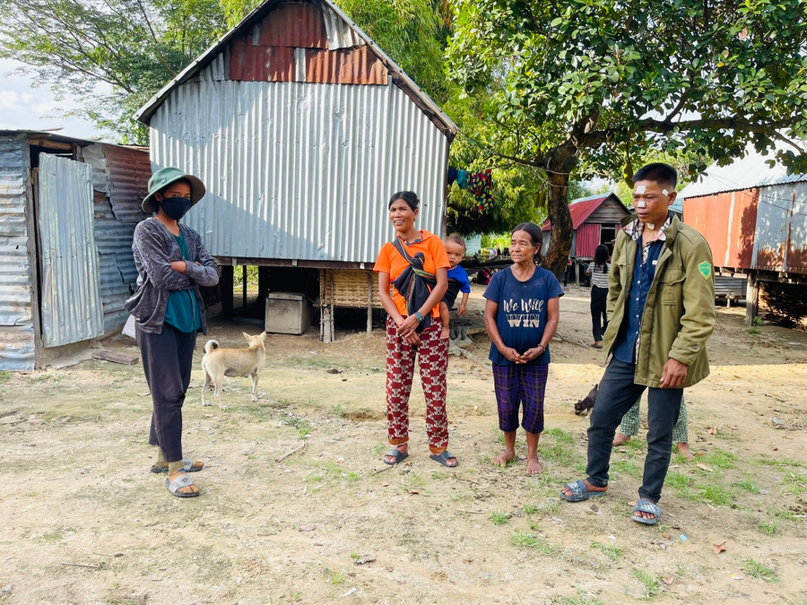 Bà Bõ (thứ 2 từ phải qua) nói về khó khăn trong làm thủ tục cấp GCNQSDĐ cho thửa đất của gia đình. Ảnh: Hồng Thương