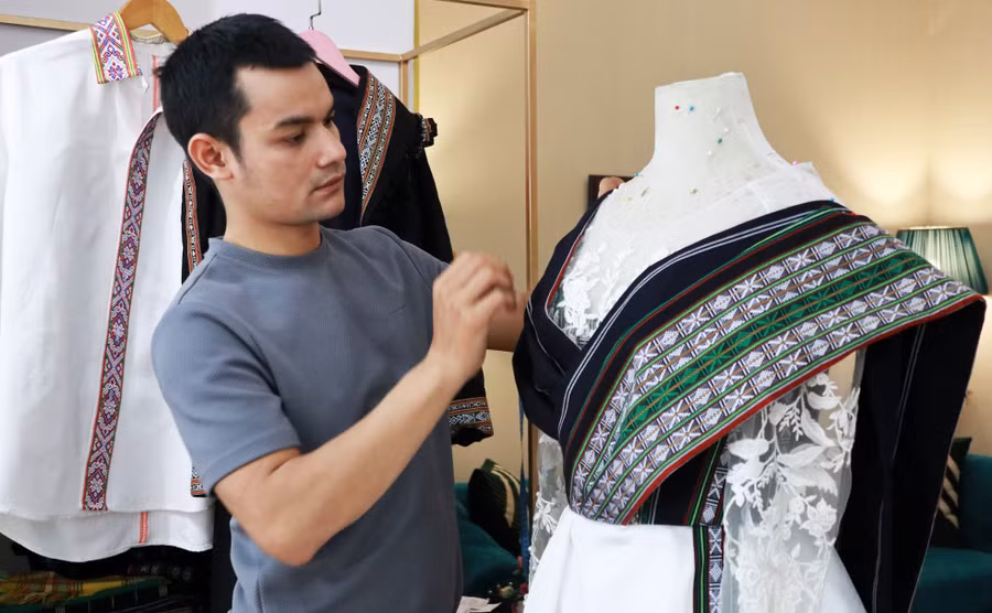 K’Jona cách tân thổ cẩm.