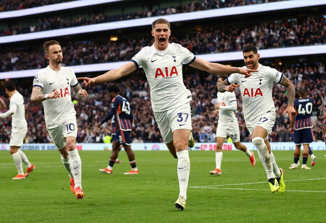 Tottenham trở lại Top 4. Tottenham trở lại Top 4.