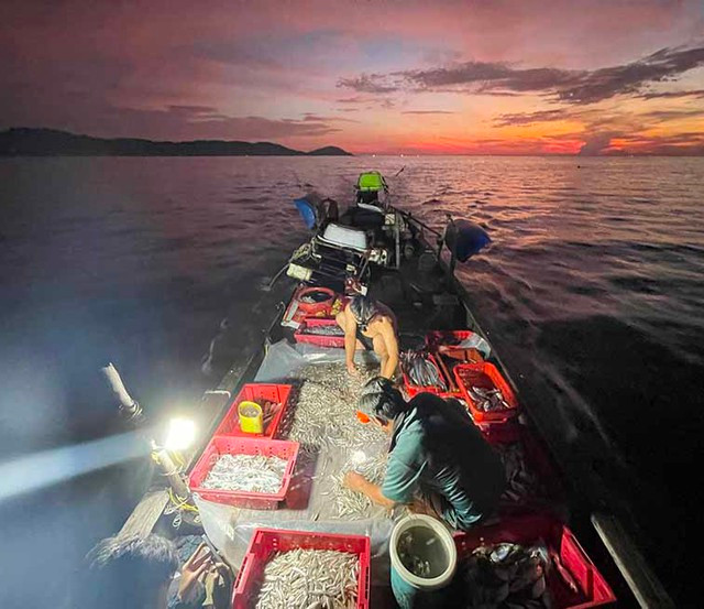 Gian nan nghề 'rớ chồ' biển - Ảnh 2. Thành quả sau quá trình chuẩn bị và chờ đợi