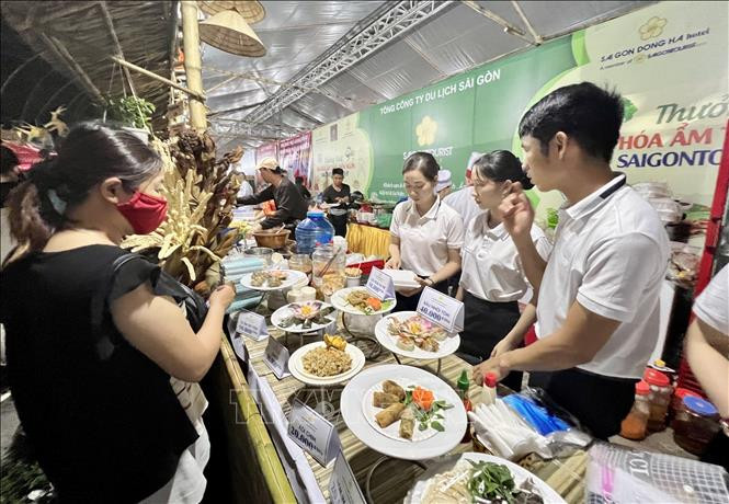 Lễ hội Văn hóa - Ẩm thực Việt Nam thu hút đông đảo du khách và người dân địa phương đến thưởng thức các món ăn. Ảnh: Nguyên Linh/TTXVN