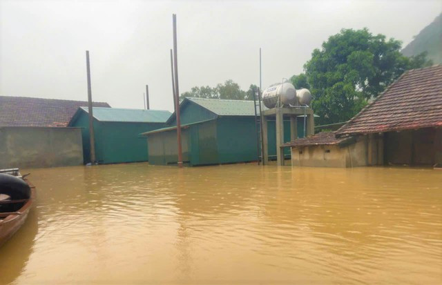 Người dân đã di chuyển vào nhà phao tránh lũ an toàn. Người dân đã di chuyển vào nhà phao tránh lũ an toàn.