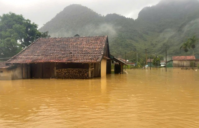 Một ngôi nhà dân bị ngập sâu hơn 2m. Một ngôi nhà dân bị ngập sâu hơn 2m.
