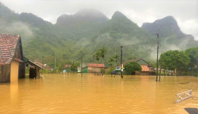 Nhiều ngôi nhà ngập trong biển nước Nhiều ngôi nhà ngập trong biển nước