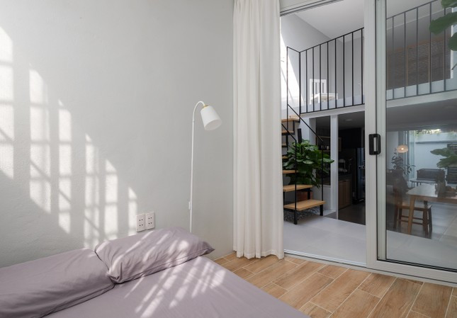 Sàn phòng ngủ được nâng lên, tạo sự mới mẻ, khô ráo.