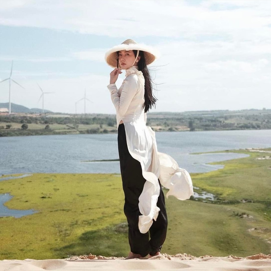 Nữ diễn viên tinh tế khi lựa chọn trang phục truyền thống của người phụ nữ Việt để chụp hình tại Mũi Né. Ảnh: Instagram nhân vật Nữ diễn viên tinh tế khi lựa chọn trang phục truyền thống của người phụ nữ Việt để chụp hình tại Mũi Né. Ảnh: Instagram nhân vật