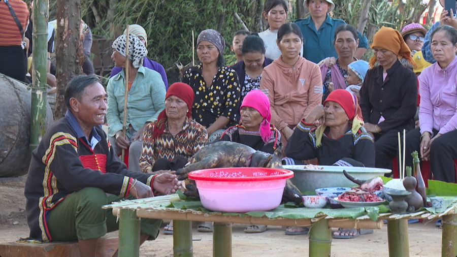 Thầy cúng Y Sớ Ênuôl thực hiện nghi lễ cúng mời gọi thần nước Hồ Lắk đến lễ cúng, nhận các lễ vật bà con dâng. Lễ vật được dùng cho lễ cúng bến nước gồm có 1 con heo ba gang, 1 chén cơm nếp, 5 ché rượu cần, 1 hồ lô đựng đầy nước và 3 tẩu thuốc lá Thầy cúng Y Sớ Ênuôl thực hiện nghi lễ cúng mời gọi thần nước Hồ Lắk đến lễ cúng, nhận các lễ vật bà con dâng. Lễ vật được dùng cho lễ cúng bến nước gồm có 1 con heo ba gang, 1 chén cơm nếp, 5 ché rượu cần, 1 hồ lô đựng đầy nước và 3 tẩu thuốc lá
