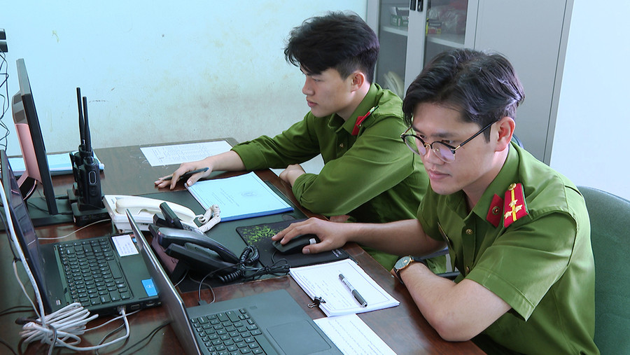 Lực lượng Cảnh sát trực tổng đài tại Trung tâm Xử lý thông tin 114. Ảnh: V.H