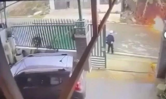 Chị D. bị cháy và ngã gục bên đường Chị D. bị cháy và ngã gục bên đường